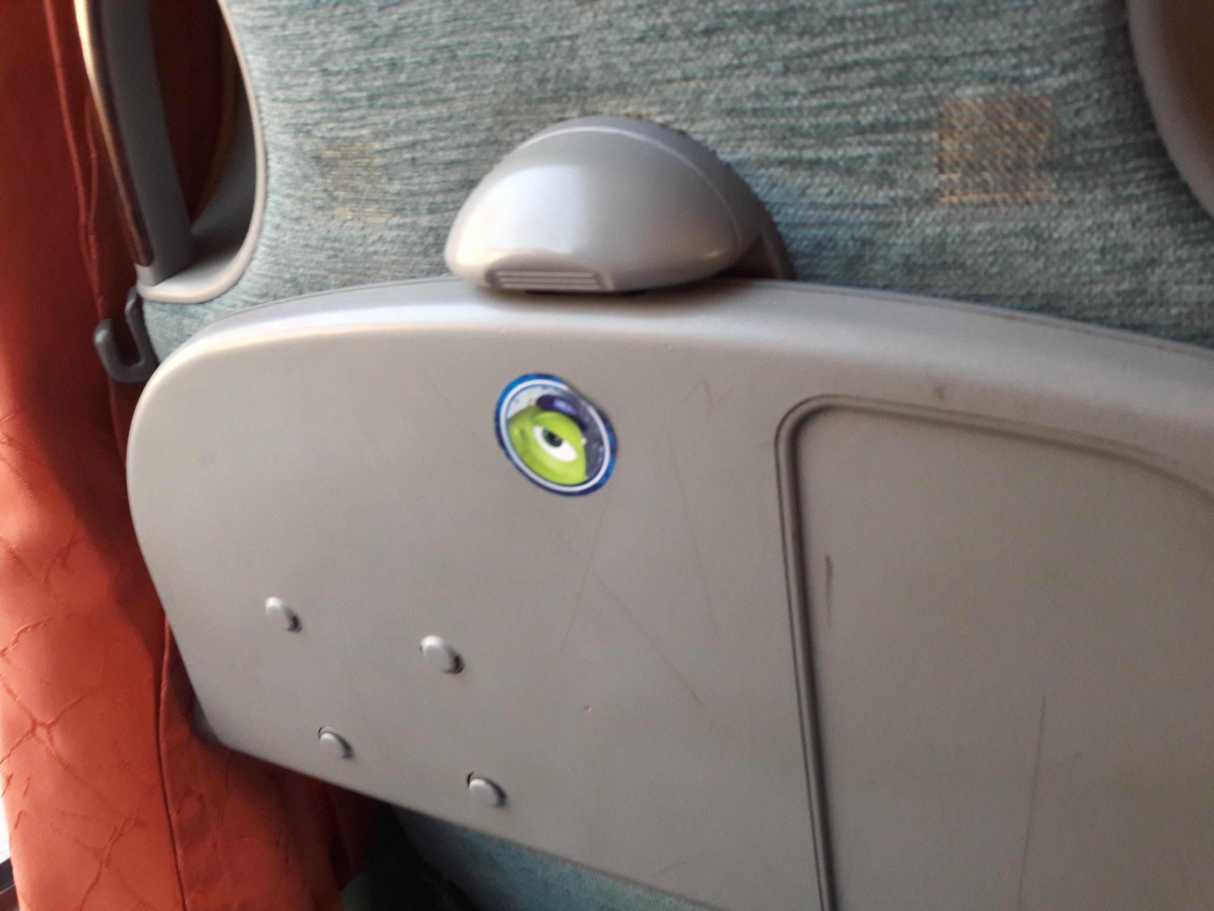 Uno sticker di Mike Wazowski che trovai su un pullman